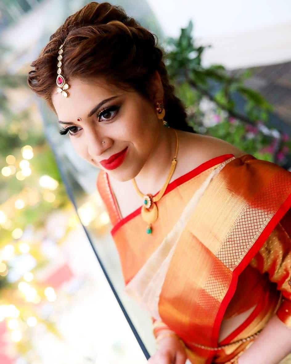 Portrait of a beautiful Indian Bengali woman dressed in ethnic saree and  jewelry. India Stock Photo - Alamy