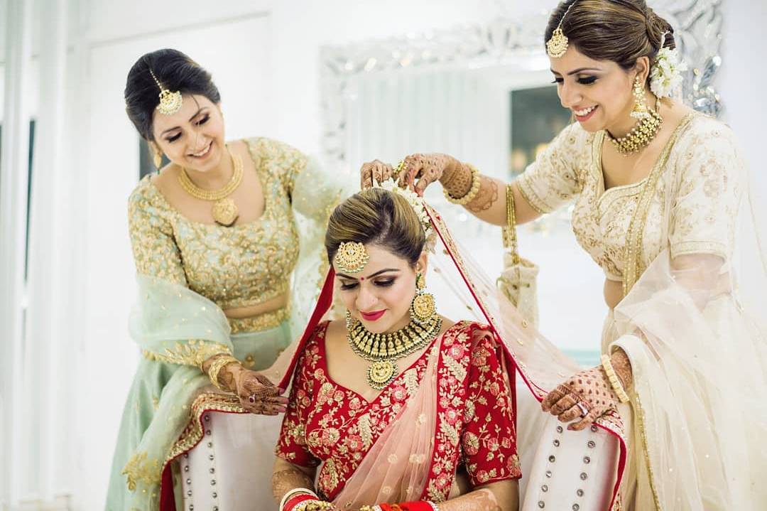 Rosy lips, pink colour blush on her cheeks and twinkling eyes on a peach  lehenga with sparkling jewellery make her a perfect bride. Hai... |  Instagram