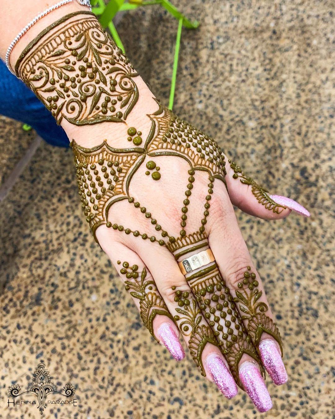 Mehndi hand hi-res stock photography and images - Alamy