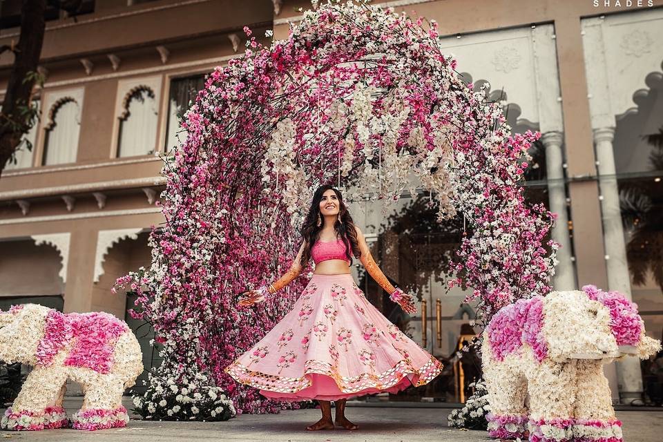 The epitome of elegance #mishavigbride Sarunika @sarunika on her wedding  day💕wearing @sabyasac… | Indian bridal outfits, Indian bridal dress,  Indian bridal lehenga