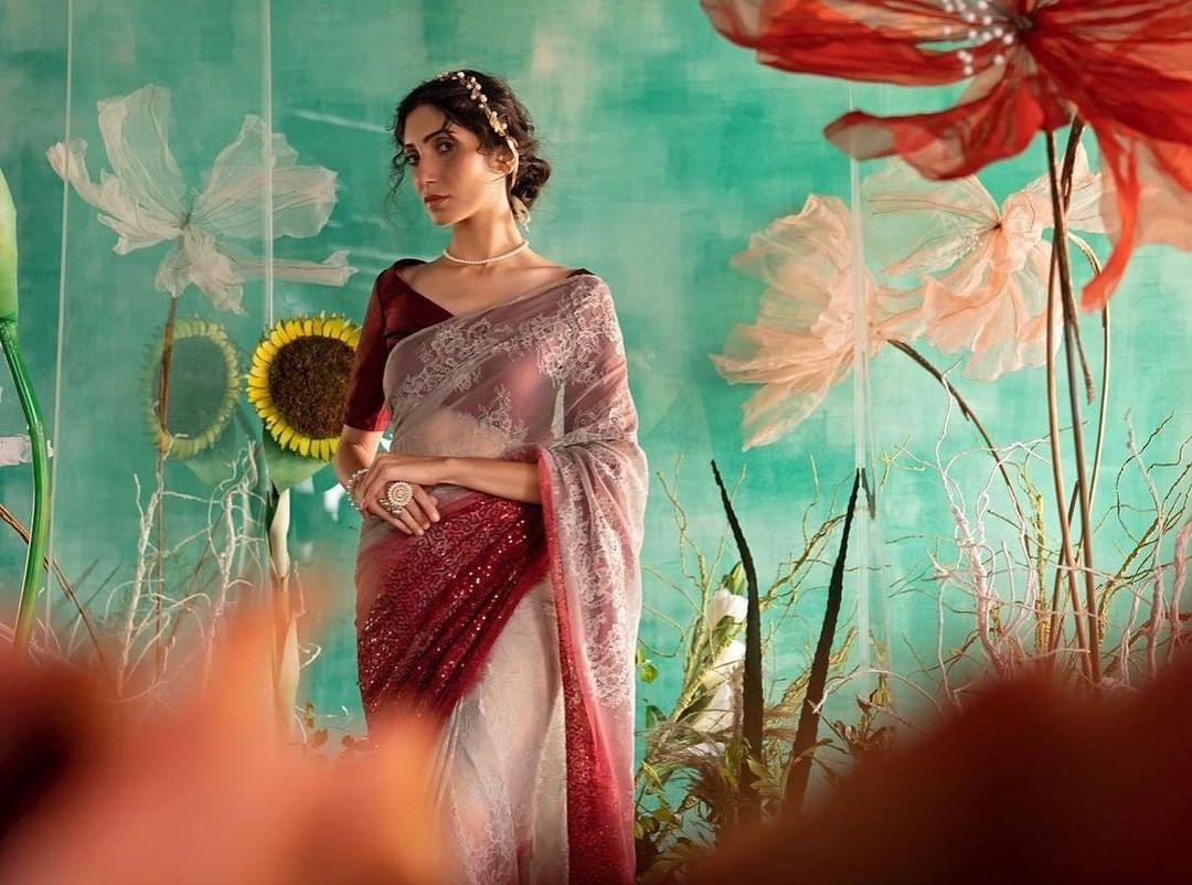 Alia Bhatt wears wedding saree to receive National Film Awards; Pics inside  - Alia wears wedding saree | The Economic Times