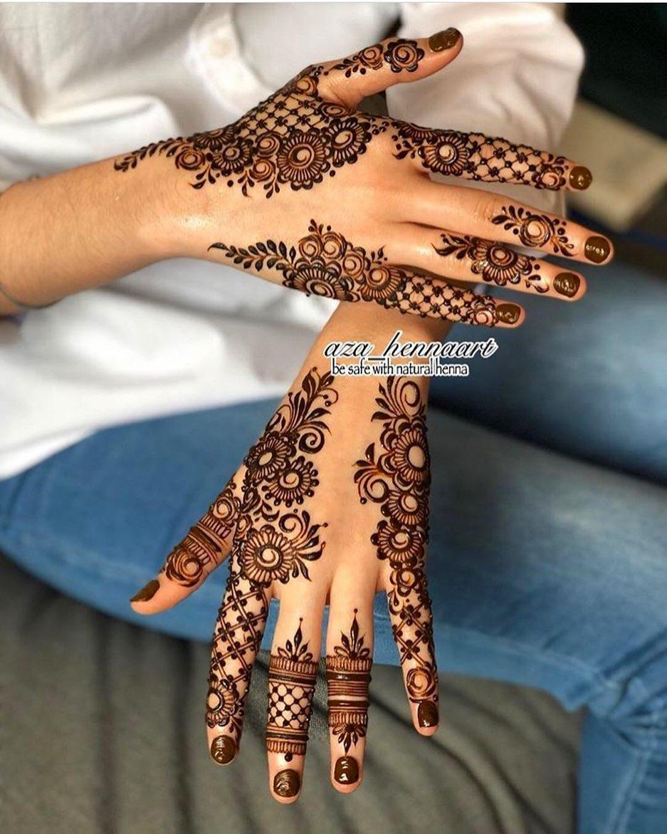 Premium Photo | Master tattooing mehndi on lady hand