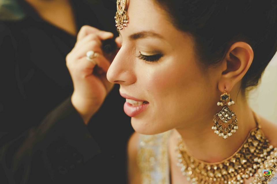 8 Beauty Parlour Makeup Details You Need To Consider To Nail The Best Package For Your Wedding