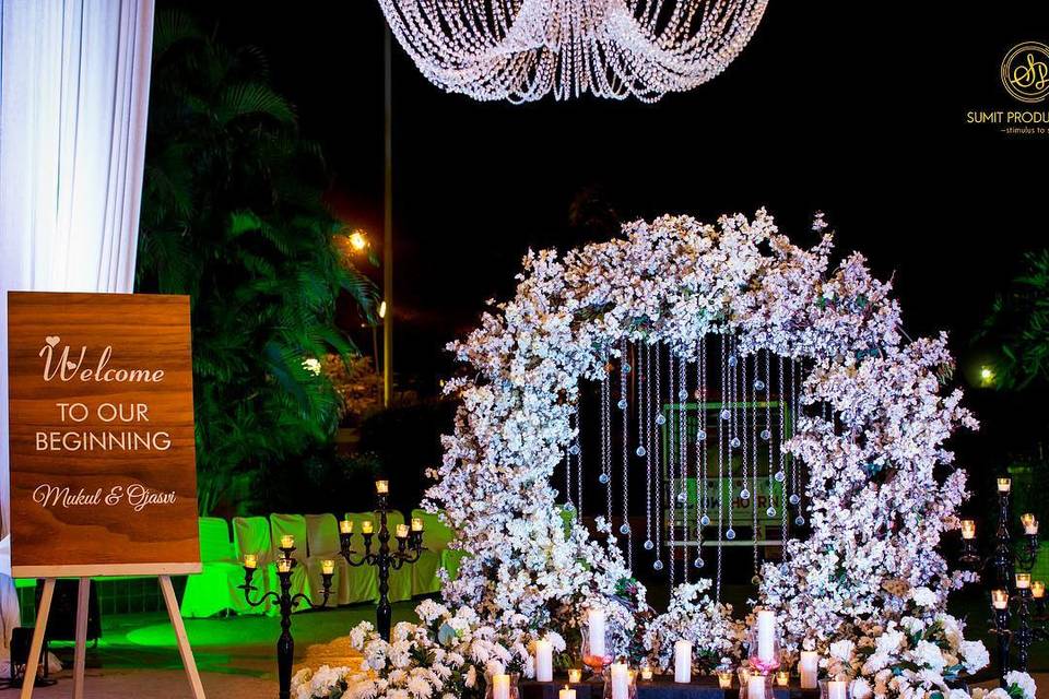 8 Ways to Use Artificial Flowers for Decoration of Wedding Venues