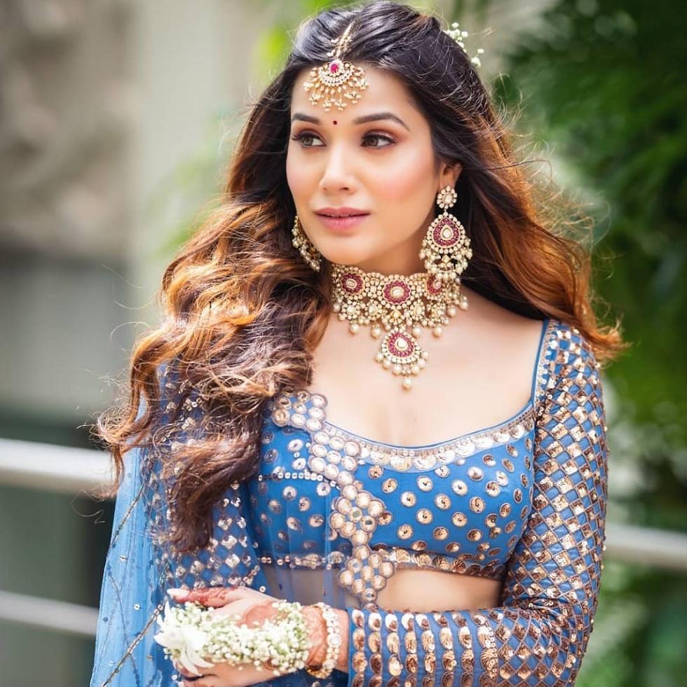 Jewellery Designs to Complement Metallic Lehengas and Gowns - HOW TO STYLE LEHNEGA WITH JEWELLERY
