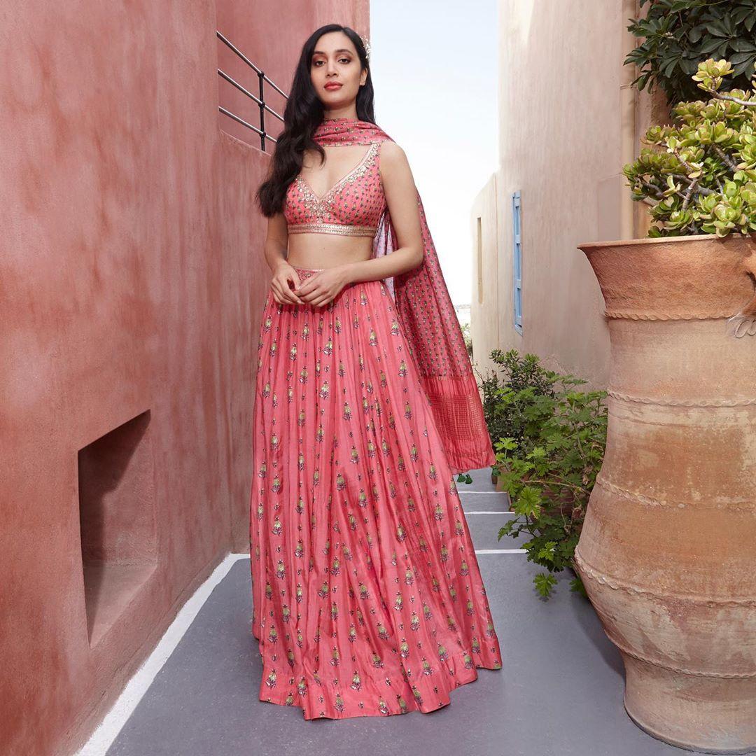 Photo of Bride in pink lehenga with red jewellery