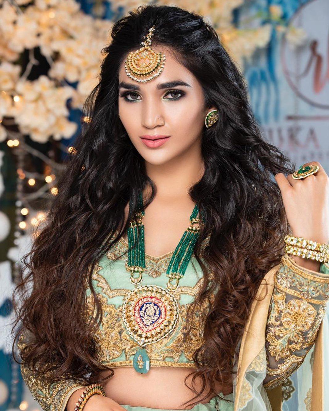 10 Beautiful Hairstyle To Complement With Your Saree! - Baggout