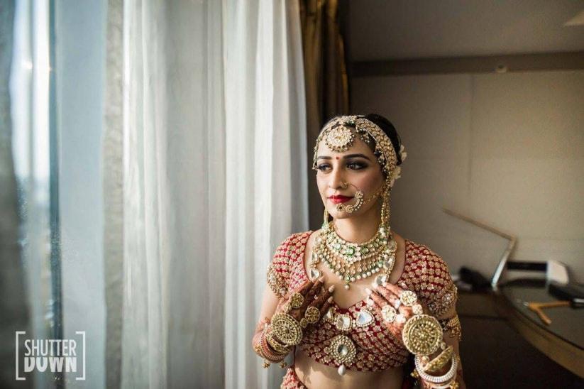 Unique bridal necklace with polki and jadau stones with maroon lehenga for  wedding. See more on wedmegood.c… | Maroon lehenga, Bridal photography,  Bridal photoshoot