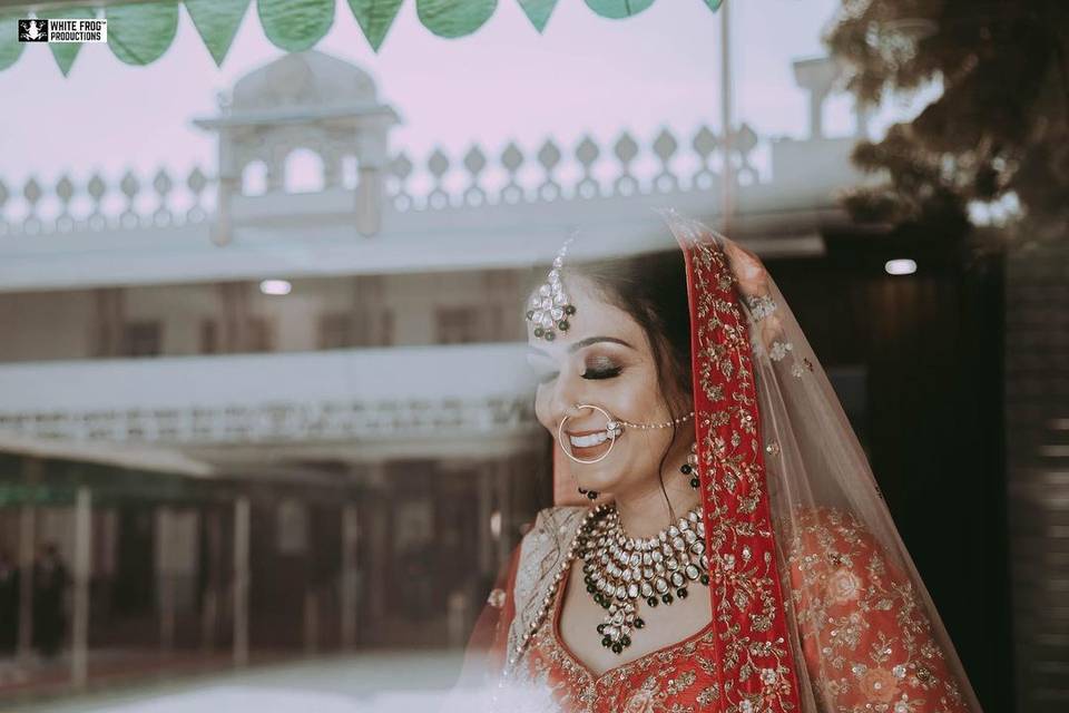 Photo Poses For Girls: 100+ Stylish Wedding Photoshoot Ideas for Girls