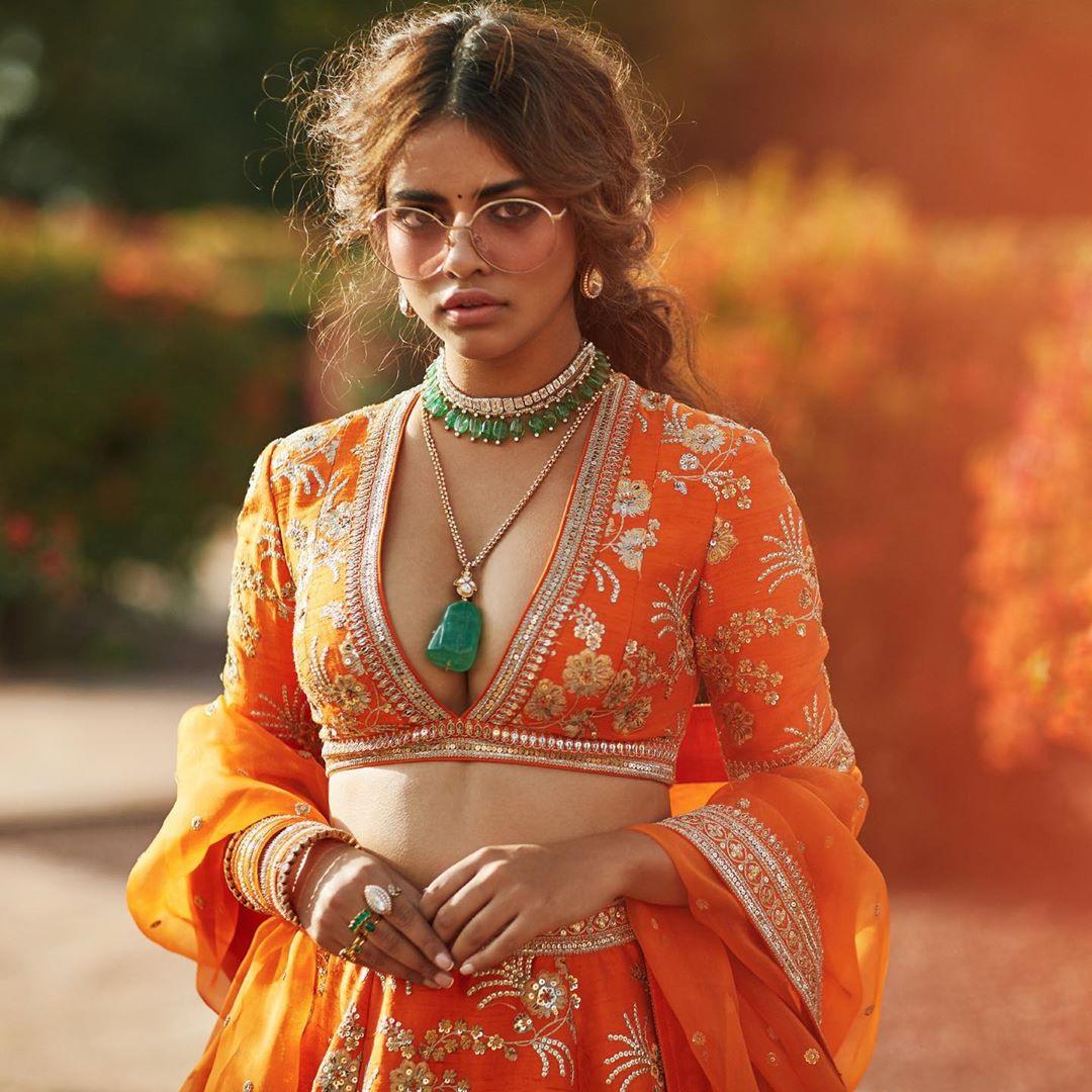 Trendy And Stylish Choli Designs For This Wedding Season