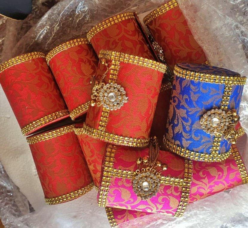 4 Interesting Ways To Pack A Saree - Threads - WeRIndia | Wedding gifts  packaging, Bridal gift wrapping ideas, Wedding gift wrapping