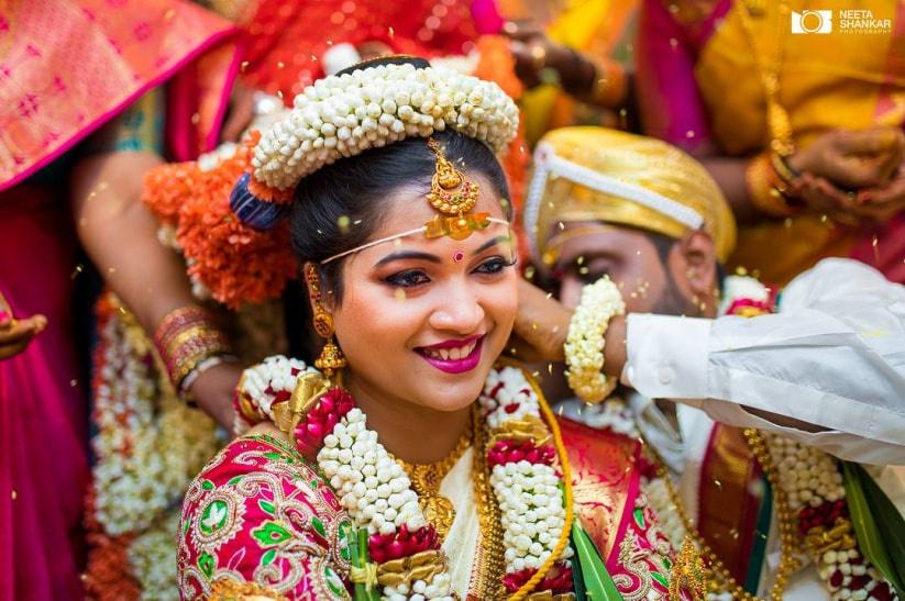 Teenage girl holding puja thali hi-res stock photography and images - Alamy