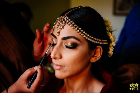 Simplest Ever Guide to Do a Smokey Eye Look for Wedding Functions