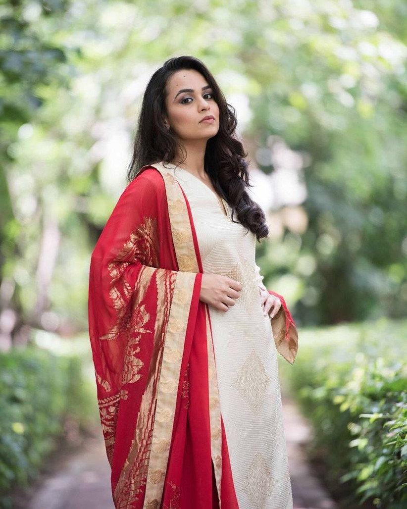 white punjabi suit with red dupatta