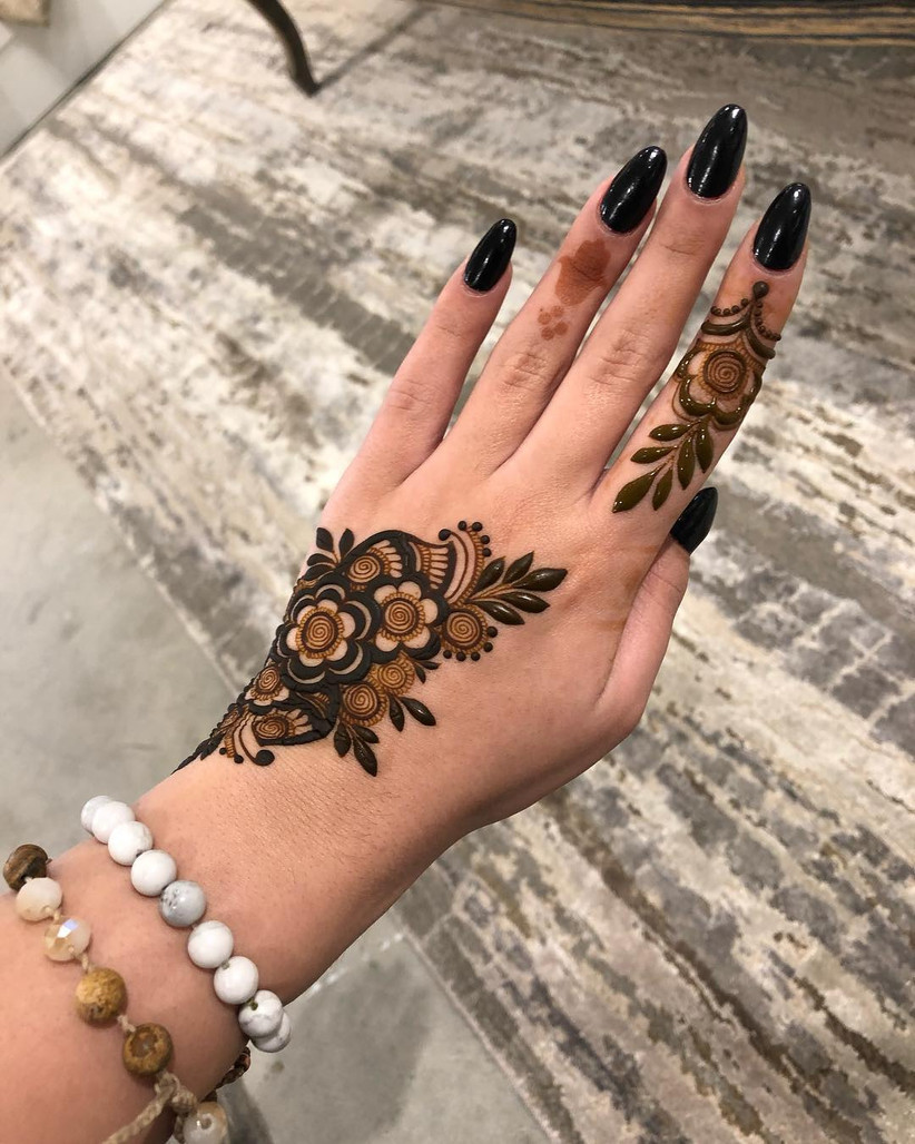 simple-mehndi-designs-suitable-for-all-occasions-and-guests