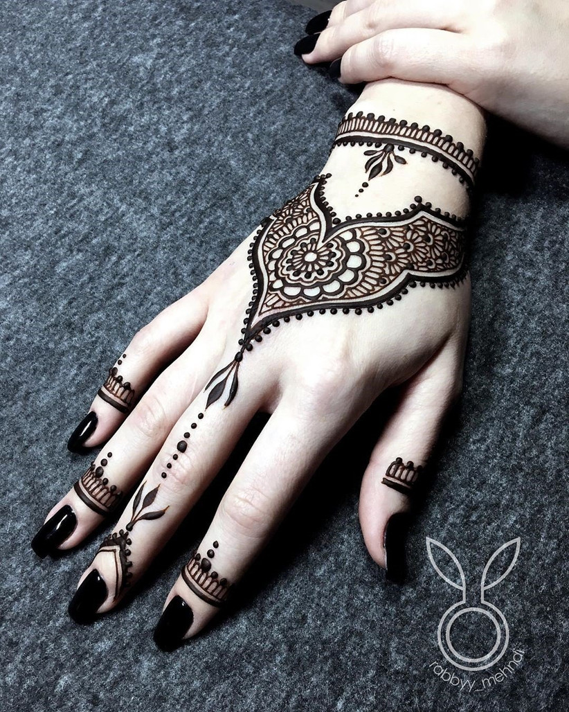 5 Fancy Mehndi Styles for the Modern Pataka Bride to Ace Her Bridal Game