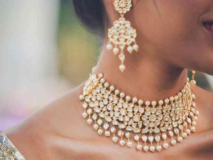 8 Short Necklace Designs In Gold For All The Minimalistic Brides
