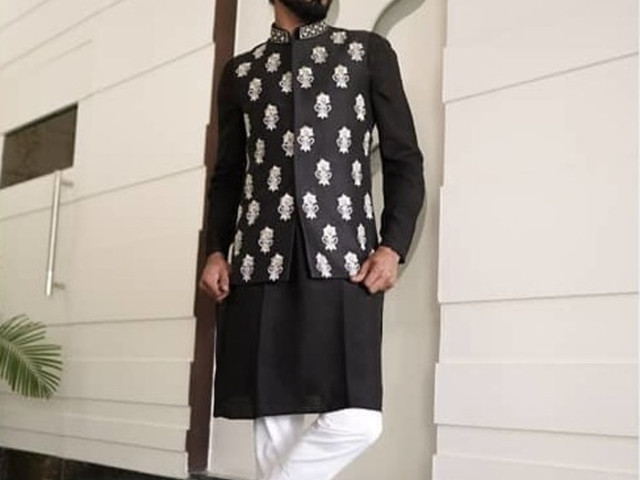 Different Black Kurta Pajama Designs For Men That Are Trending In pakistan, designers kurta pajama designs also best in the style that covers multiple matching. black kurta pajama designs for men