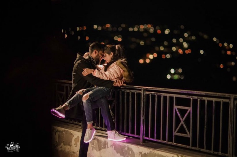 16 Over The Top Couple Photoshoot Poses You D Remember For Life Centerpiece ideas for your wedding is hard to figure out in the beginning, especially if you have no idea what you want to do! 16 over the top couple photoshoot poses