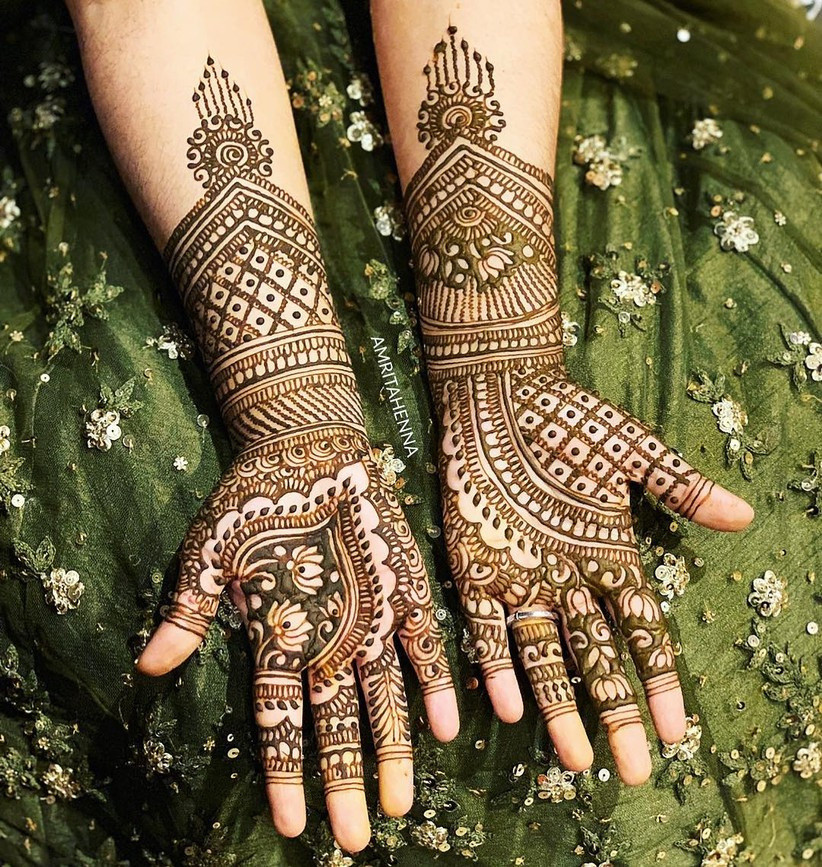 Top view art henna tattoo on woman hands. master artist drawing Arabic  mehndi for bride before wedding. Close-up, overhead view. Floral design.  Cone Stock Photo - Alamy