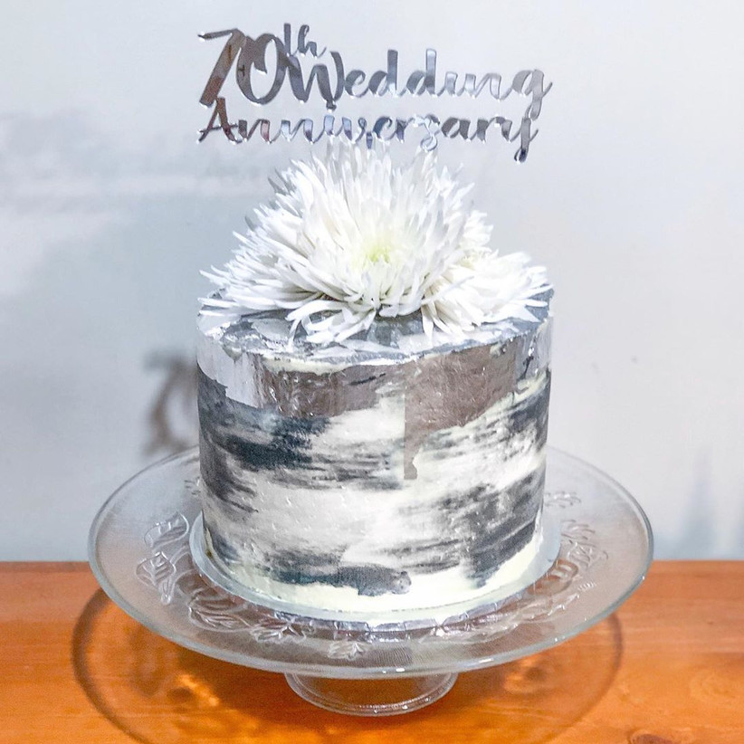 9 Happy Wedding Anniversary Cake Images In White For Pure Elegance
