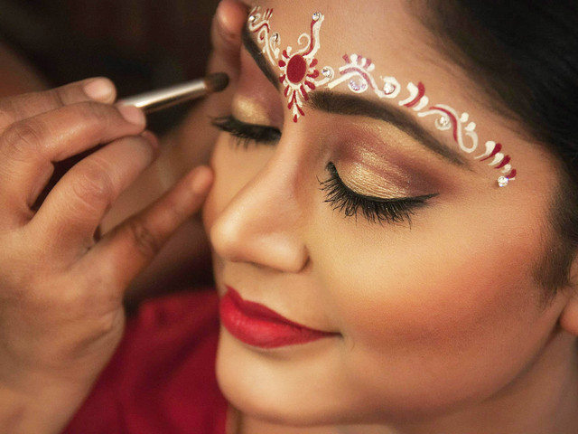 Try These Bengali Wedding Makeup Tips To Rock All Your Biye Like A True Bong Diva Bengali bridal makeup with 10 amazing pics and videos. try these bengali wedding makeup tips