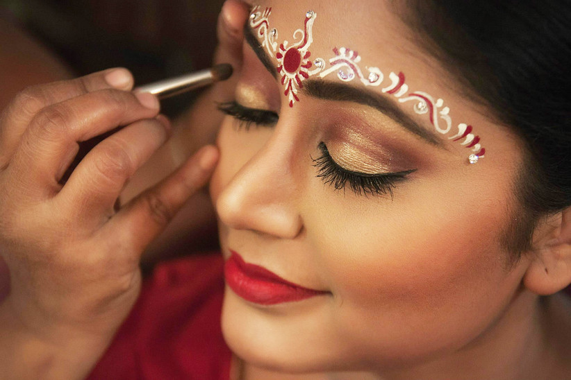 Try These Bengali Wedding Makeup Tips To Rock All Your Biye Like A True Bong Diva See more ideas about bengali bride, bengali wedding, bengali bridal makeup. try these bengali wedding makeup tips