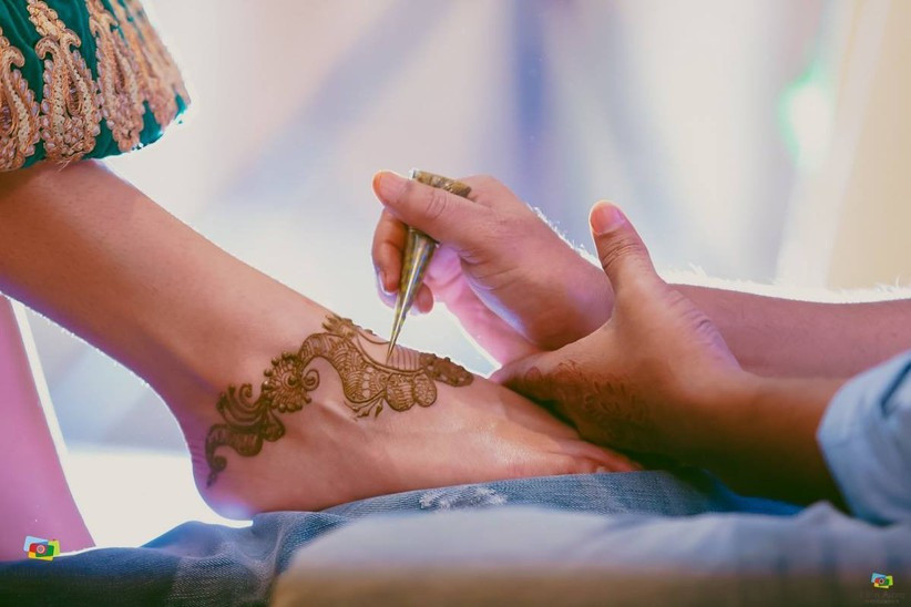 Anklet-Shaped Paisley Arabic Mehndi for Leg by Nitin Arora Photography