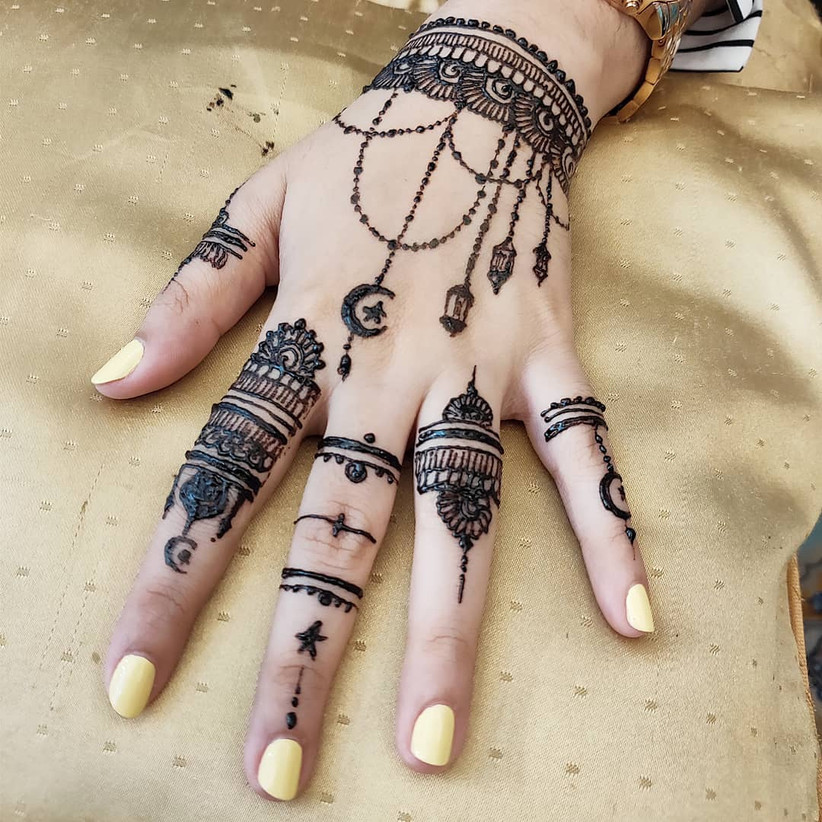 7 Indo-Arabic Mehndi Design Options For The Coolest Bride!