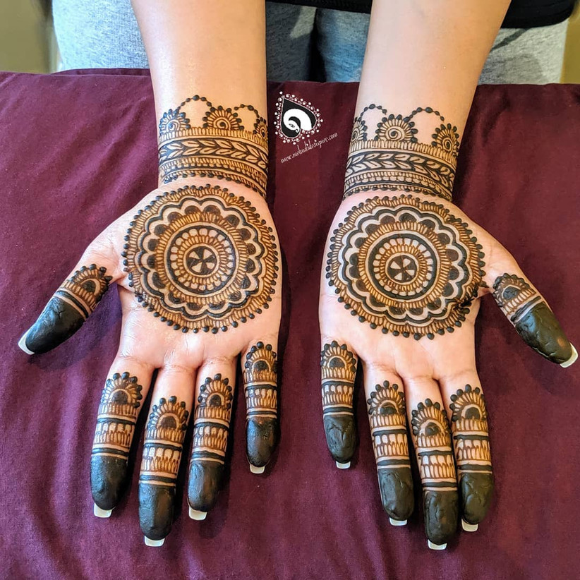 Featured image of post Full Palm Design Mehndi : You will see cross lines and mesh patterns on hands which will look give shimmers appear amazing on henna but when it comes to palm mehndi, they are less likely appreciable!