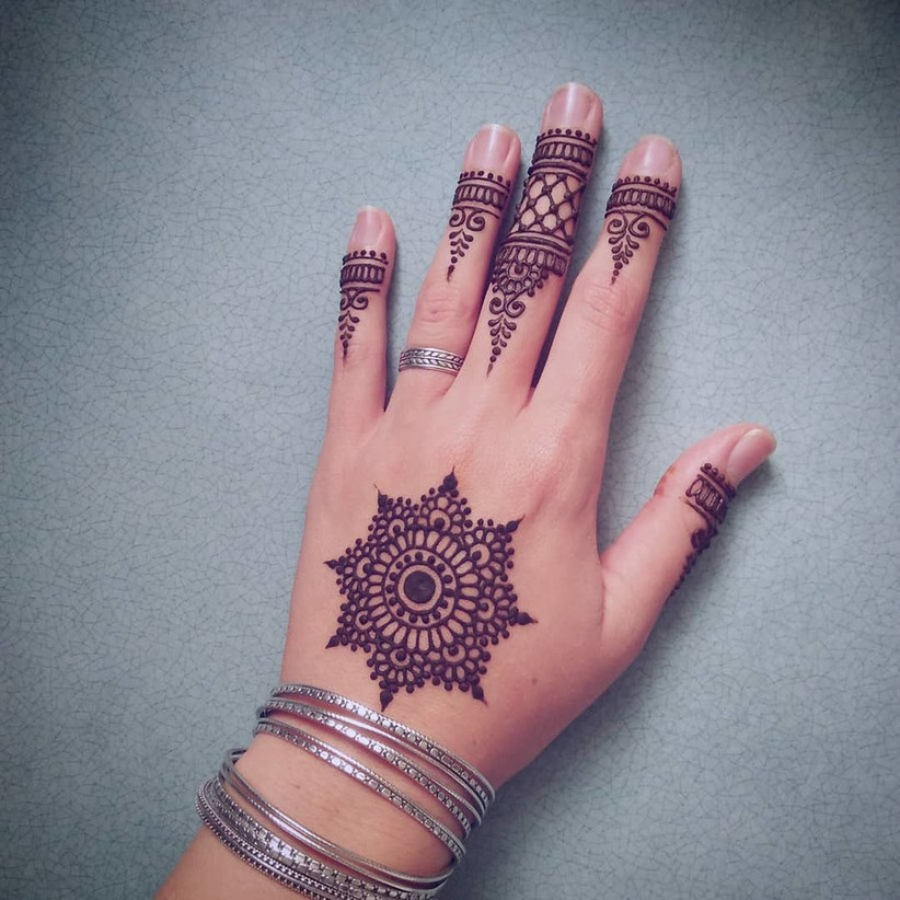 30 Simple Mehndi Designs For Hands That Work Wonders For The Bride And ...