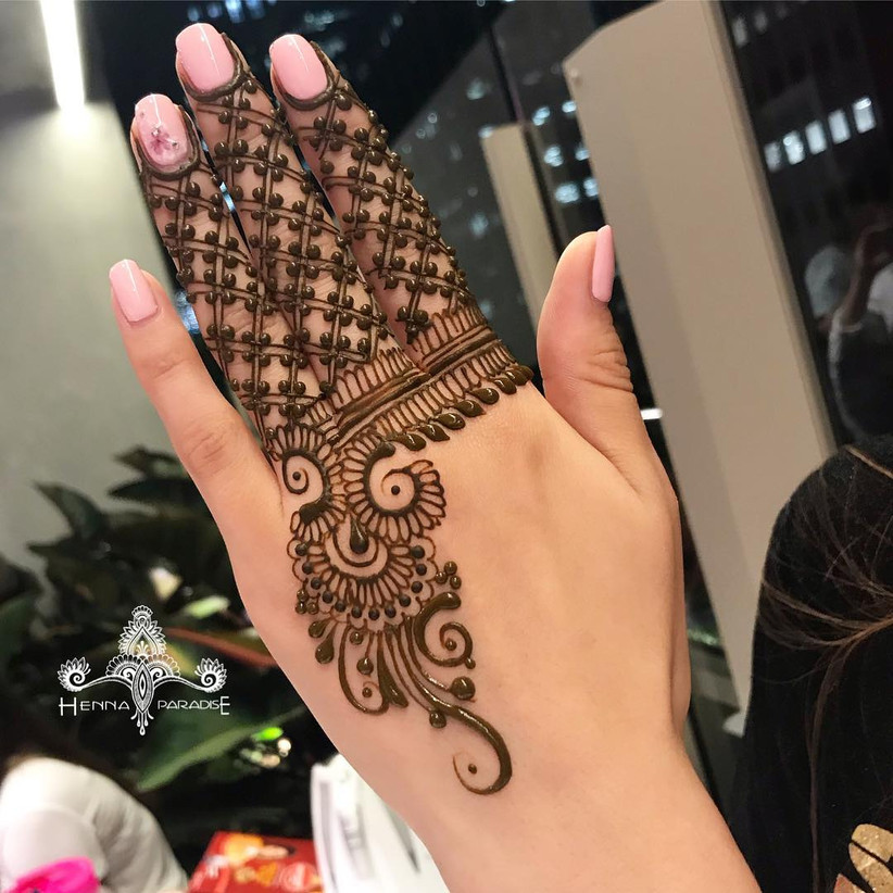 9 Beautiful and Simple Back Hand Mehndi Designs That Are Guaranteed to ...