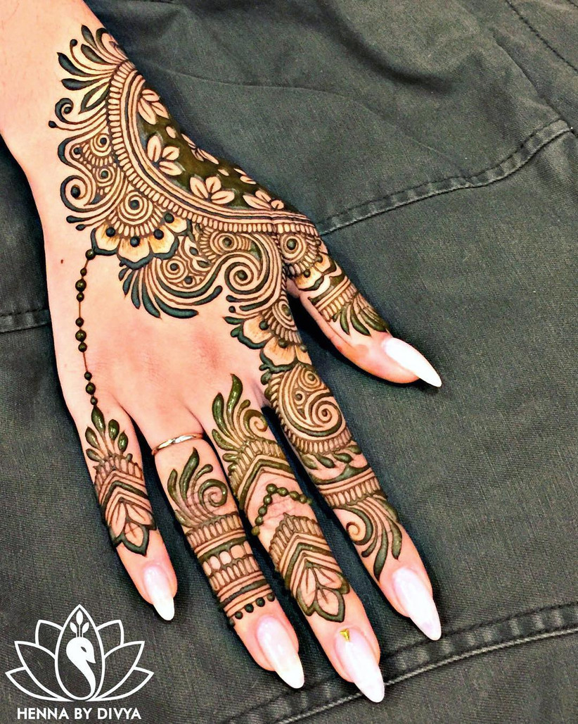 9 Beautiful and Simple Back Hand Mehndi Designs That Are Guaranteed to ...