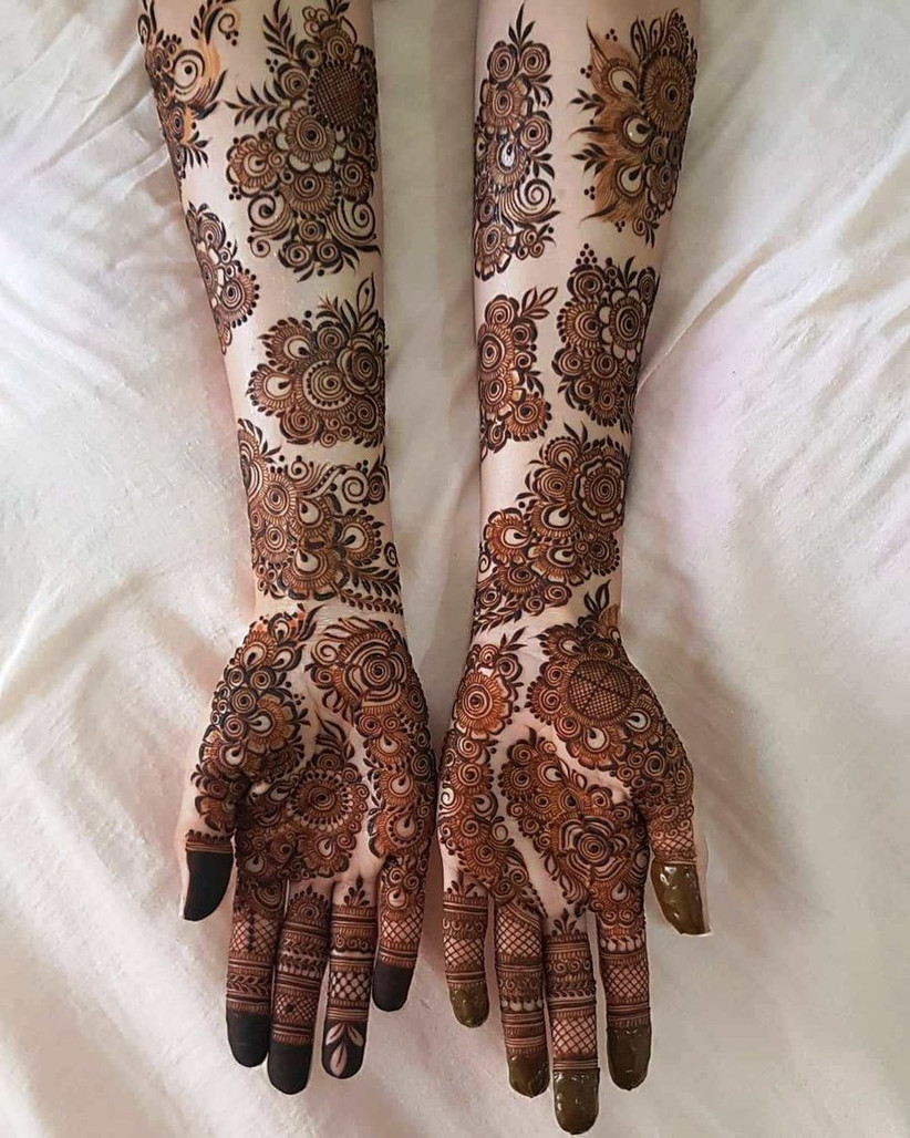 30 Simple Mehndi Designs For Hands That Work Wonders For The Bride