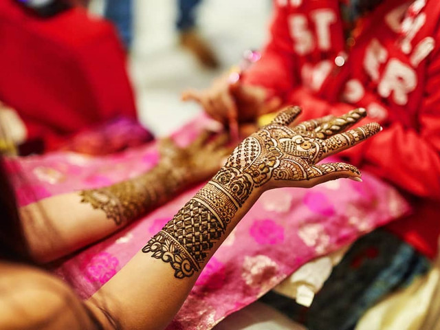 9 Stunning Right-hand Mehndi Designs To Inspire Your Own Hands