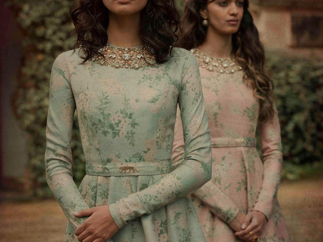 sleeve gown design