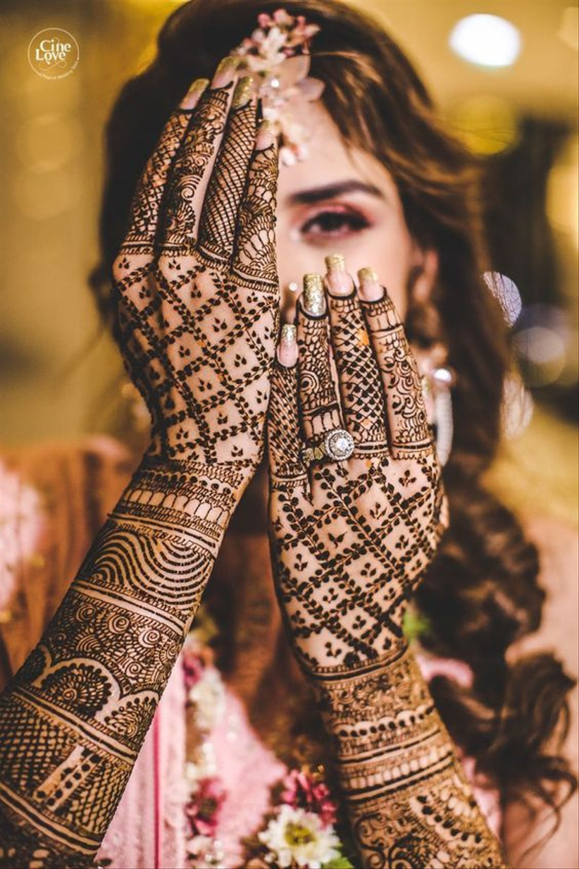 12 Dulhan Mehndi Design For Hands Legs To Complete Bridal Look 21