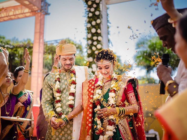 maharashtrian wedding dress for bride and groom