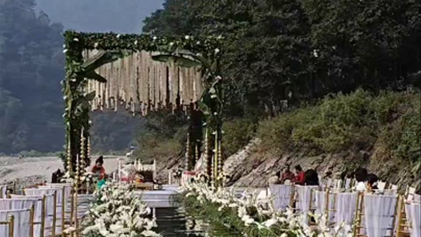 Wedding by the river !