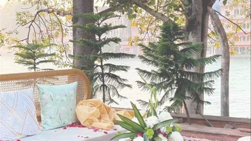 Wedding by the sacred Ganges, surrounded by love, blessings, and timeless beauty.