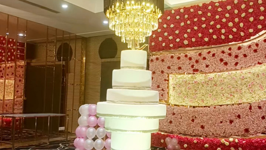 Revolving cake setup 