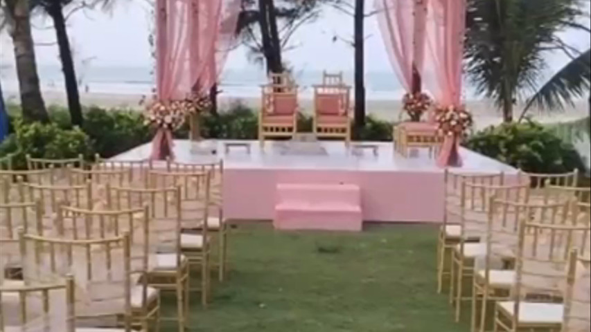 Yet another reason to love an outdoor Indian wedding ✨ The gorgeous mantap decor with subtle peach hues