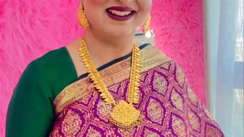 Grooms mother saree look