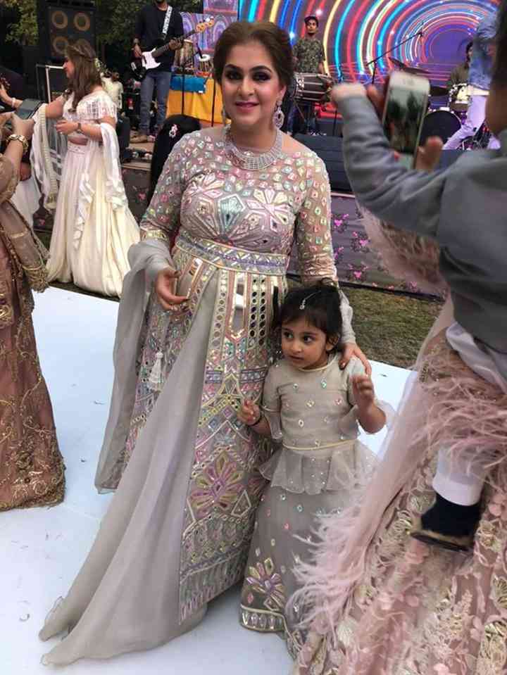 mom and daughter indian wedding dresses