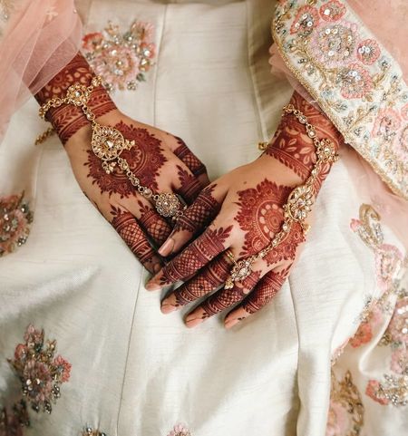 250+ Simple Mehndi Design Photos Ideas for Brides To Be