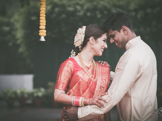 5 Stunning South Indian Bridal Hairstyles How To Choose The One From pretty floral jadas to gorgeous hair ornaments, south indian brides totally know how to play with their hair. stunning south indian bridal hairstyles