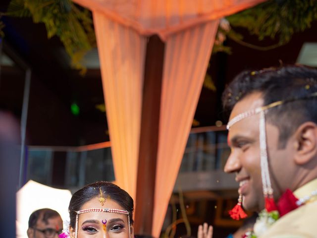 Mayuri and Pradeep&apos;s wedding in Mumbai, Maharashtra 19