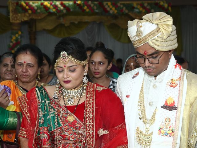 Hetal and Vijay&apos;s wedding in Vadodara, Gujarat 20