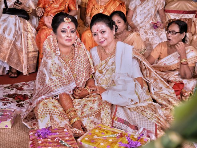 Mandipan and Lipika&apos;s wedding in Nagaon, Assam 32