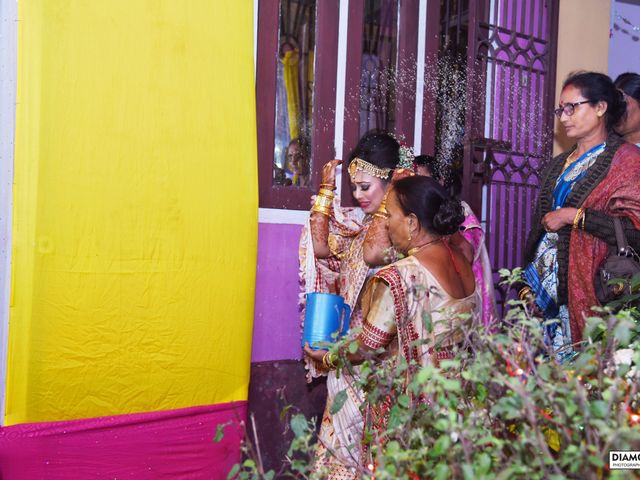 Mandipan and Lipika&apos;s wedding in Nagaon, Assam 47